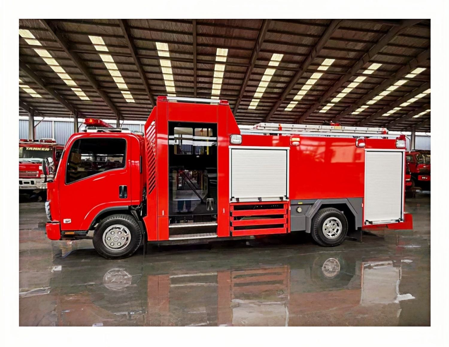 https://s.alicdn.com/%40sc04/kf/Hf8572f2e9807447595fd4ca1057be1045/4000-Liter-PE-Water-tank-Independent-Crew-Cabin-Fire-Truck-Body.jpg