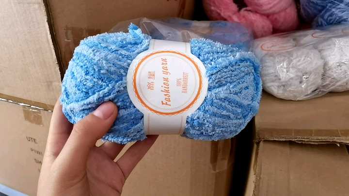 China Factory Direct Super Soft 100% Polyester Feather Yarn For