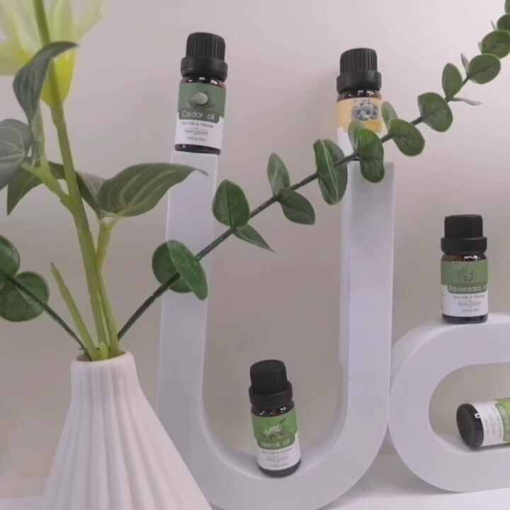 OEM Factory Supply 100% Pure and Natural Thuja/ Oriental Arborvitae  Essential Oil for Skin Care