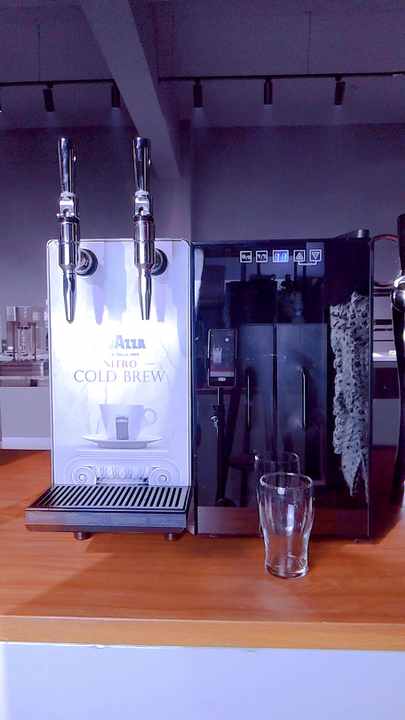 窒素抽出システム市販のニトロアイスコールドブリューコーヒー