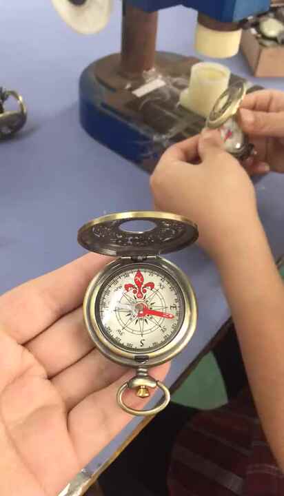 Bussola Tascabile Vintage A Coperchio Apribile In Lega Di Zinco – Strumento Di Navigazione Portatile, Elegante E Compatto Per Escursioni, Campeggio E Uso Quotidiano, Misura 6x4,5 Cm