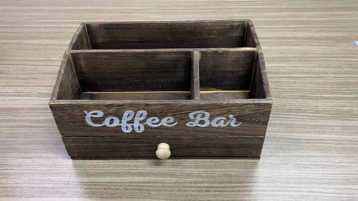 Accessorio Caffetteria Stile Rustico Organizzatore Per Caffè In Legno – 6 Scomparti, 30x20.5x8.5 Cm | Per Cialde, Zucchero, Tè, Ideale Per Bar Domestico Legno Paulonia Decorazione Rustica