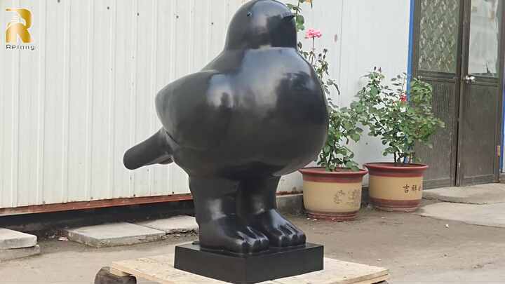 屋外の有名な金属製アート像、ブロンズ製のフェルナンド・ボテロ作