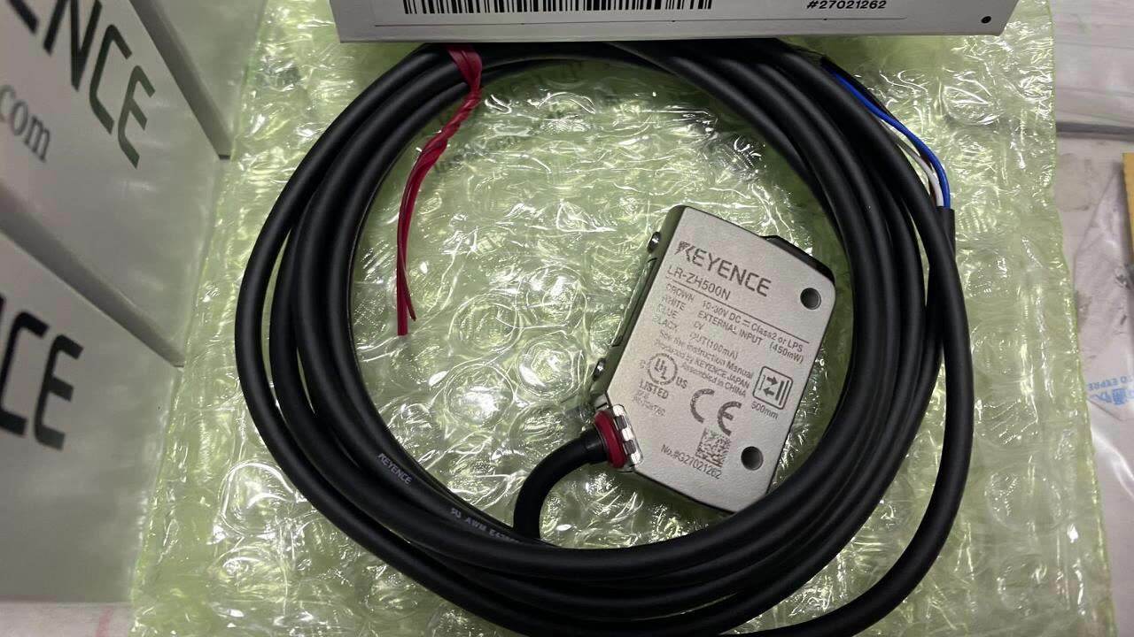KEYENCE LR-ZB250AN Laser Sensor - Reliable Distance Measurement