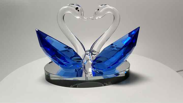 クリスタルガラス製キスをする恋人たちの白鳥ガラス工芸品、クリスタル