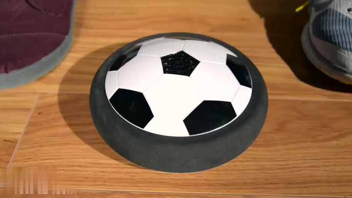 Pallone Di Calcio, Giocattolo Volante Per Bambini Isolato Su Bianco Mano Con La Palla Al Piede Fondo Aria Divertimento Attrezzatura 162553987