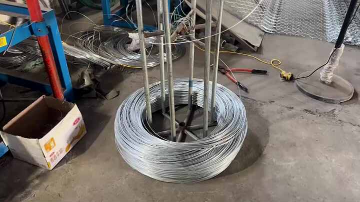 China Manufacturer Hot Dipped Cyclone Wire Mesh Fence Chain Link