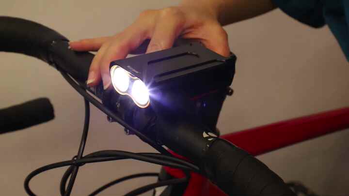VivBike Luce Bici Ricaricabile USB-C 1000 Lumen - Doppio LED, Sensore Wave, Staffa 360°, Impermeabile