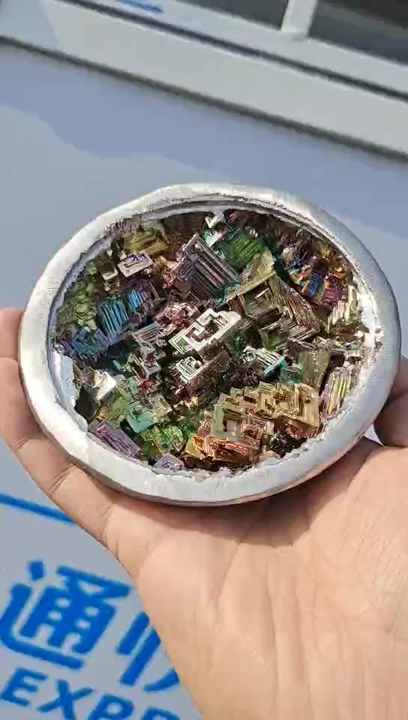 輸入雑貨　天然水晶石　KAWS(カウズ)　クリスタルアート　宝石 輸入雑貨天然水晶石KAWS(カウズ)クリスタルアート宝石