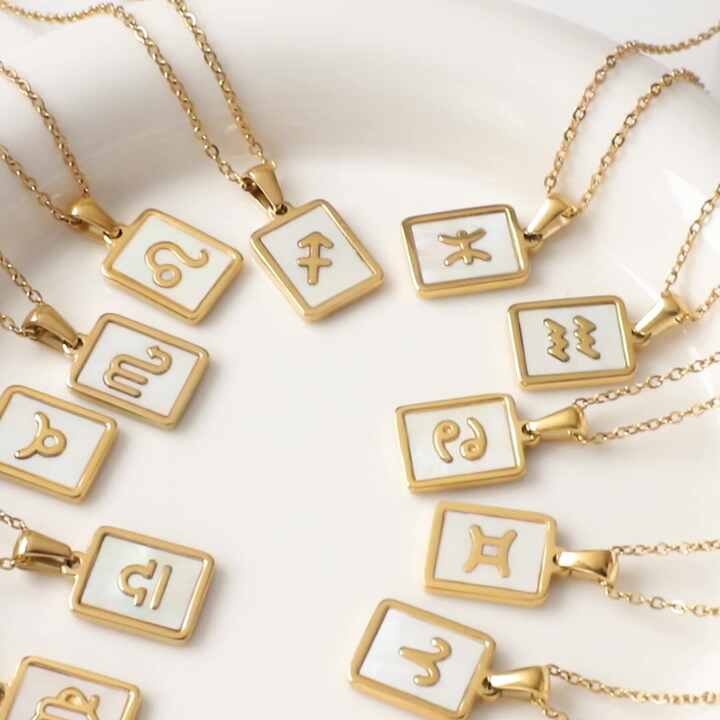 Collana Con Ciondolo Alce Natalizio In Acciaio Inox Placcato Oro 18K - Regalo Per Donne, Ragazze, Bambine