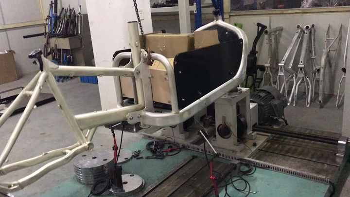 フロントローディングボックス付きクランバーアダルト自転車ミッド