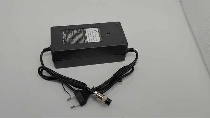ユニバーサルGX16 3ピン 84V 1.5A AC/DCリチウムイオンバッテリー充電