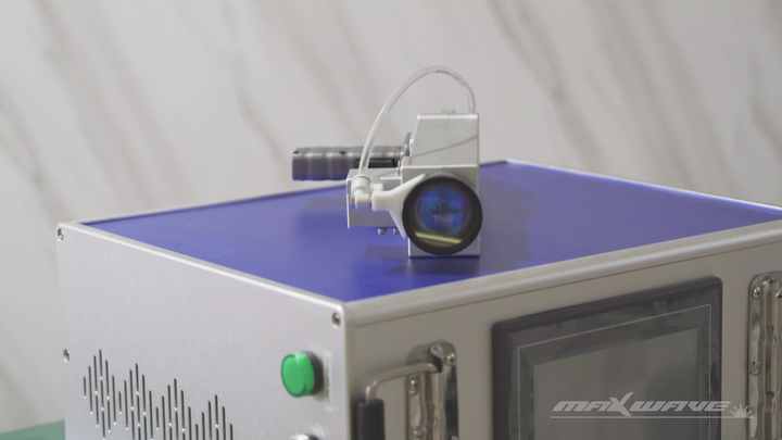 Chine Mini machine de nettoyage laser à impulsion 50w 100w pour la  poussière de peinture à la rouille métallique Fabricant et fournisseur