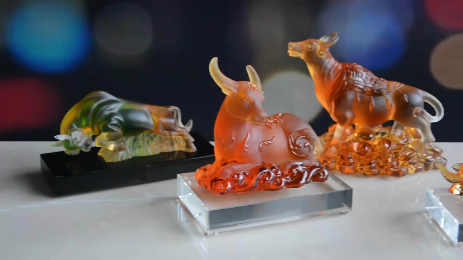 SAINT-VIEW Wholesale High Quality Liuli Crystal Animal Sculpture Power Bull Craft