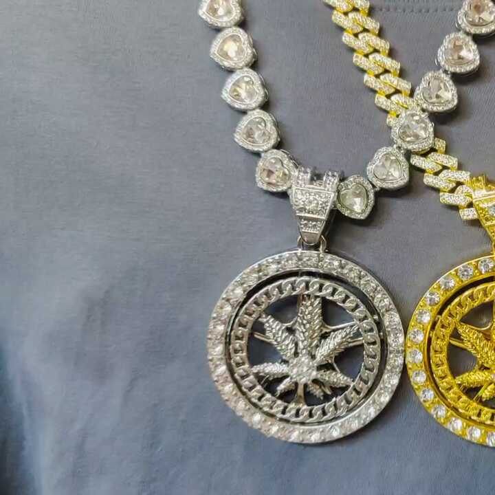ヒップホップブリン回転式メープルリーフペンダントネックレスメンズ