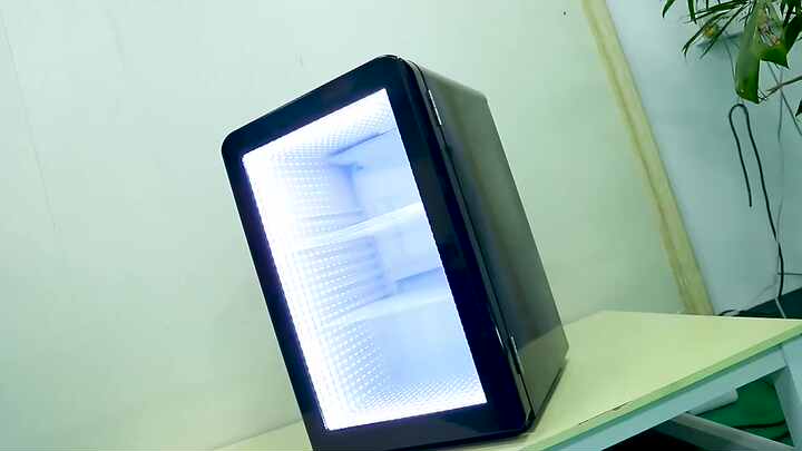 Meisda SC68A 68L LEDライト付き飲料用冷蔵庫 ホワイト/ブラック