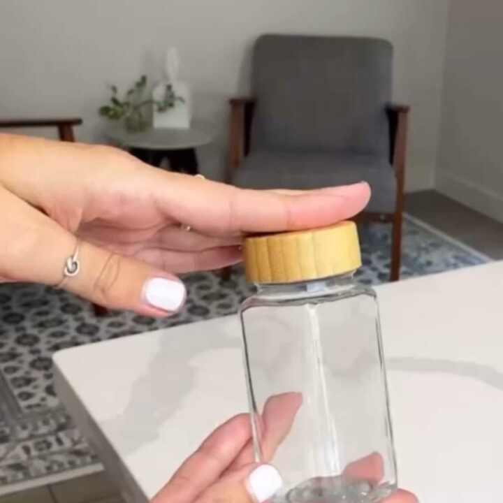 Multifunctional oz oz Glass Spice Jars Set with Metal Lids
