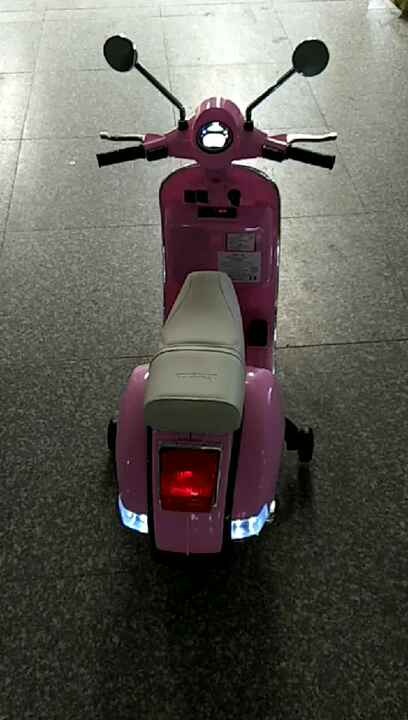 素敵なピンク色のベスパPX150電動スクーター、子供用乗用バイク