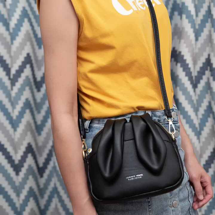 Bolso pequeño de piel sintética con correa ancha para hombro y