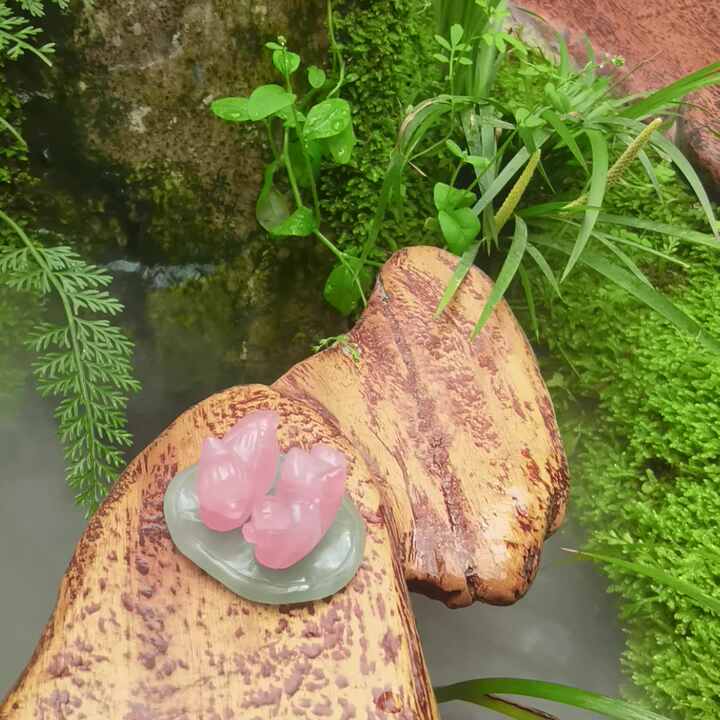 Statua Portafortuna Feng Shui - Anatre Mandarine In Quarzo Rosa Su Foglia Di Loto In Avventurina Con Braccialetto Rosso