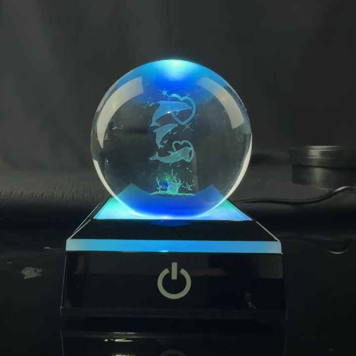 イルカモチーフのクリスタルボール置物｜海のきらめきを閉じ込めた幻想的インテリア イルカモチーフのクリスタルボール置物｜海のきらめきを閉じ込め