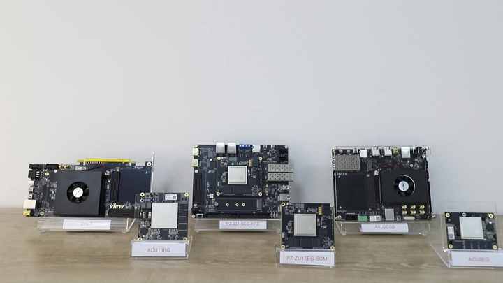 Yalangoch qizlar dumbalarini silkitadi Dan uchun porno