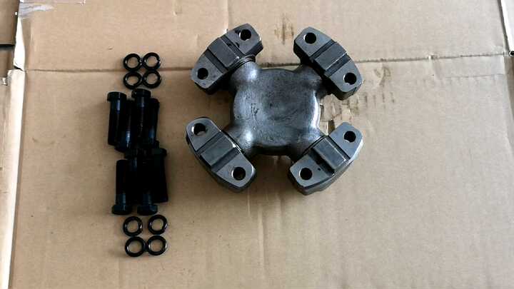uzusio Universal Joint Cross 1373001001 GUIS67 for Isuzu Heavy Trucks