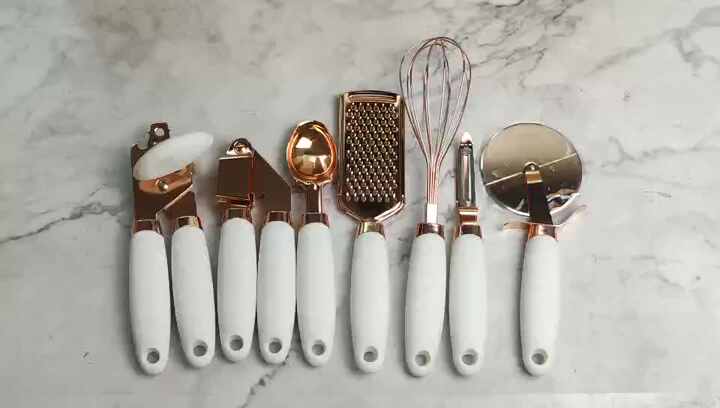 Set di utensili da cucina nero e oro con supporto in acciaio inox, 18 pezzi, utensili da cucina in nylon con misurini e cucchiai, accessori da cucina eleganti per cuocere e cucinare