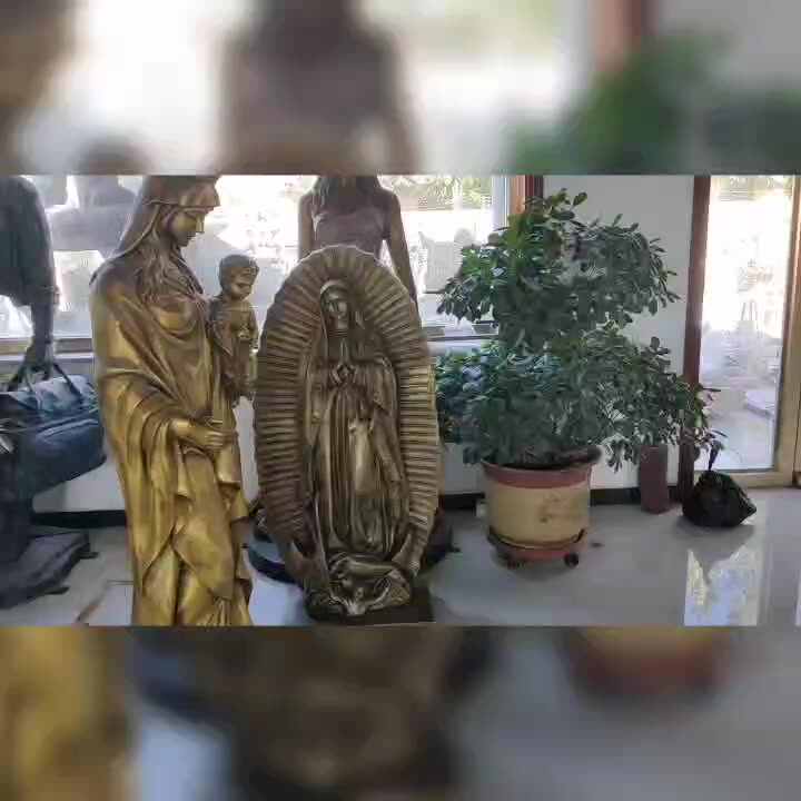 レバノンの有名な大型屋外宗教彫刻、聖母マリア像、白塗装の巨大