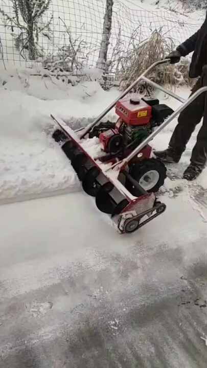 高品质手推花园专业雪犁道路吹雪机多功能齿轮驱动雪刷发动机道路扫雪机
