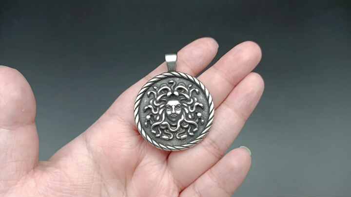 Collana Uomo In Acciaio Inox Con Ciondolo Testa Di Medusa - Tema Mitologico Greco