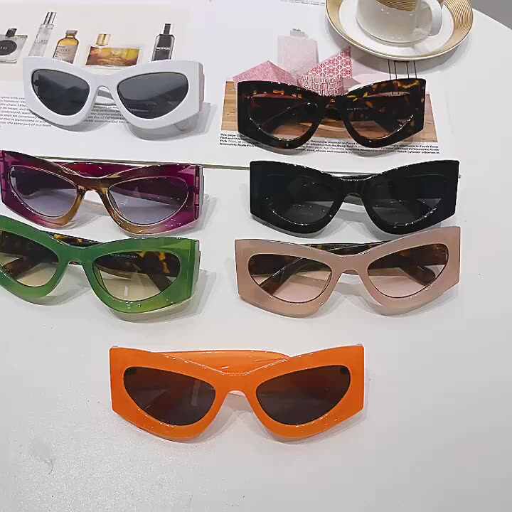Cat-eye Sunglasses In Black - Gucci