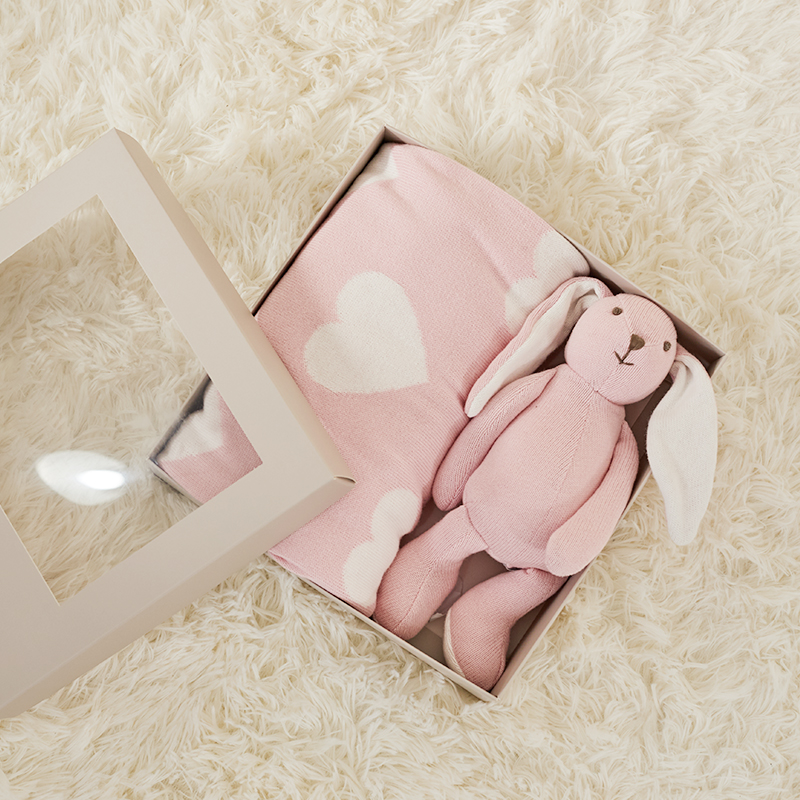 OEM милый подарочный набор для новорожденных с плюшевой игрушкой в форме медведя и погремушками на запястье для малышей