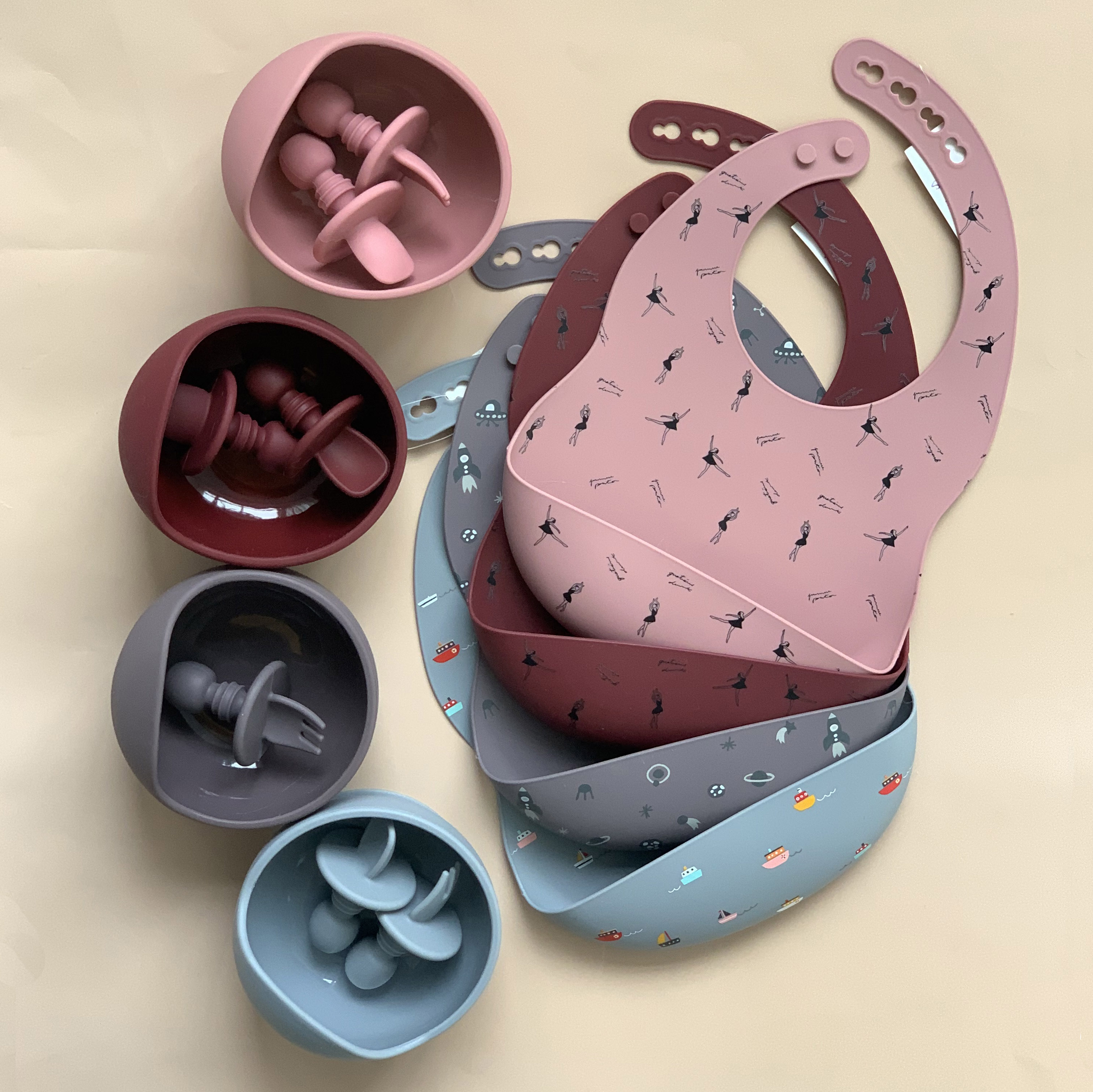 Пользовательские цвета пищевой детские мягкие водонепроницаемые регулируемые кнопки силиконовый детский нагрудник чаша с ложкой