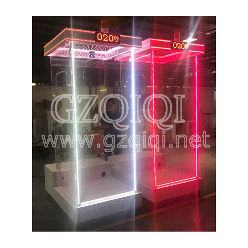 Денежная машина для человеческого Стоя внутри и захвата денег