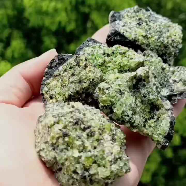 天然ペリドット標本-溶岩マトリックス-グリーン & ブラックロック