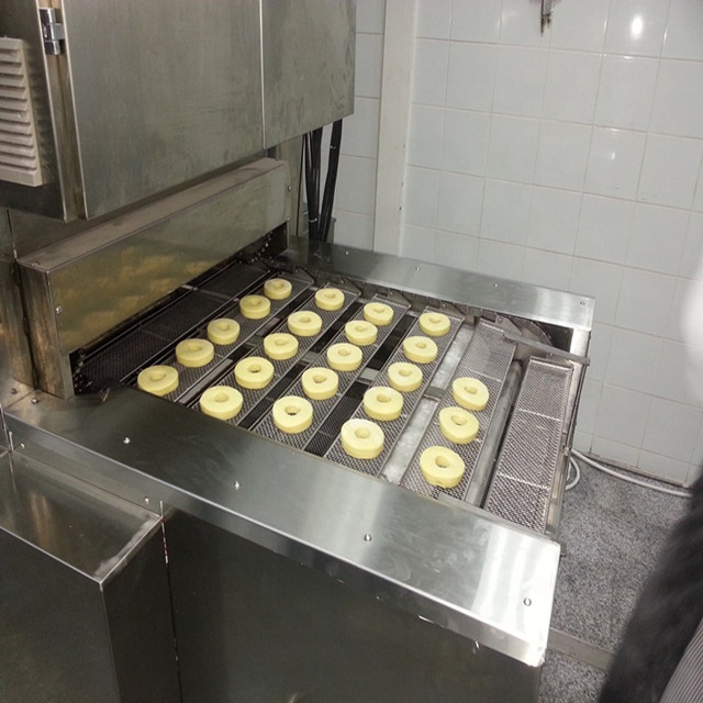 Полностью автоматический промышленный хлеб в виде пончика делая машину линия производства пончиков