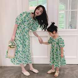 Combinando roupas de verão da família de mãe e filha floral impresso pescoço quadrado menina mulheres se vestem