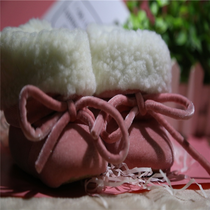 Рождественские Теплые Зимние ботиночки для маленьких девочек ручной работы из розового и персикового меха; От 0 до 1 года мокасины для малышей