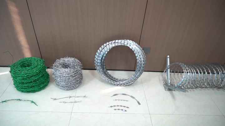 Critter Gauge Wires Diameter Hot Dipped Galvanized Barbed Wire Rope ...