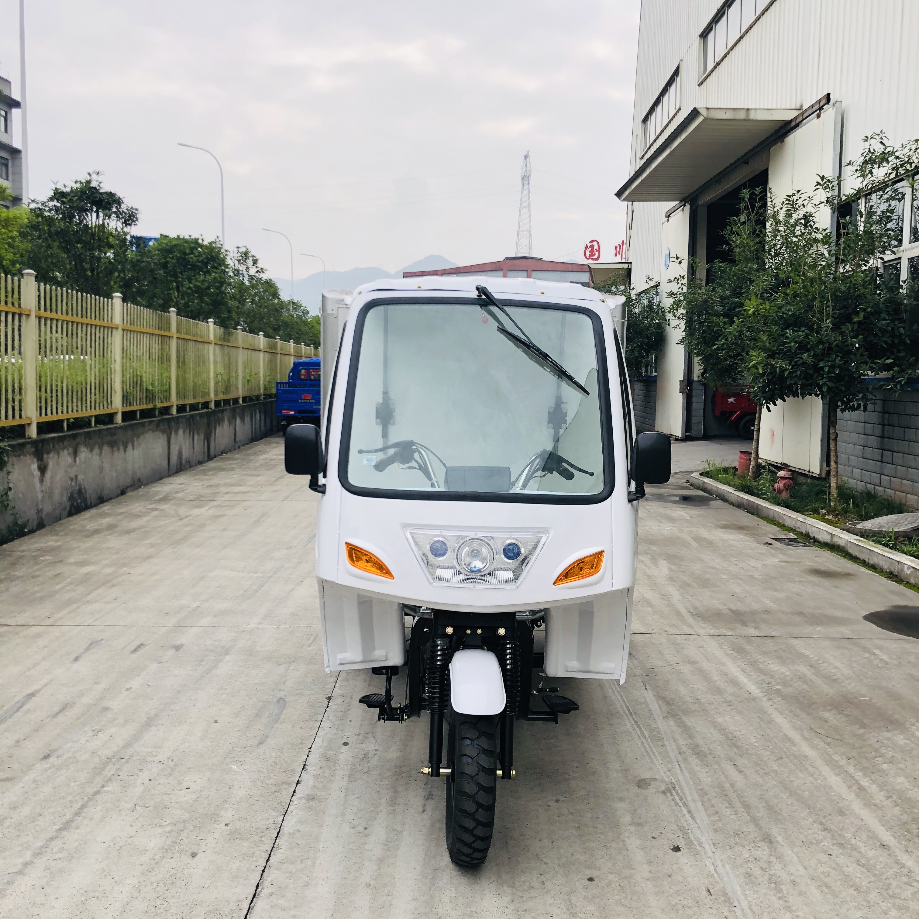 Semi cabin with closed  big cargo box tricycle for carrying food fruit fish with air conditioner 300cc water cooled tricycle