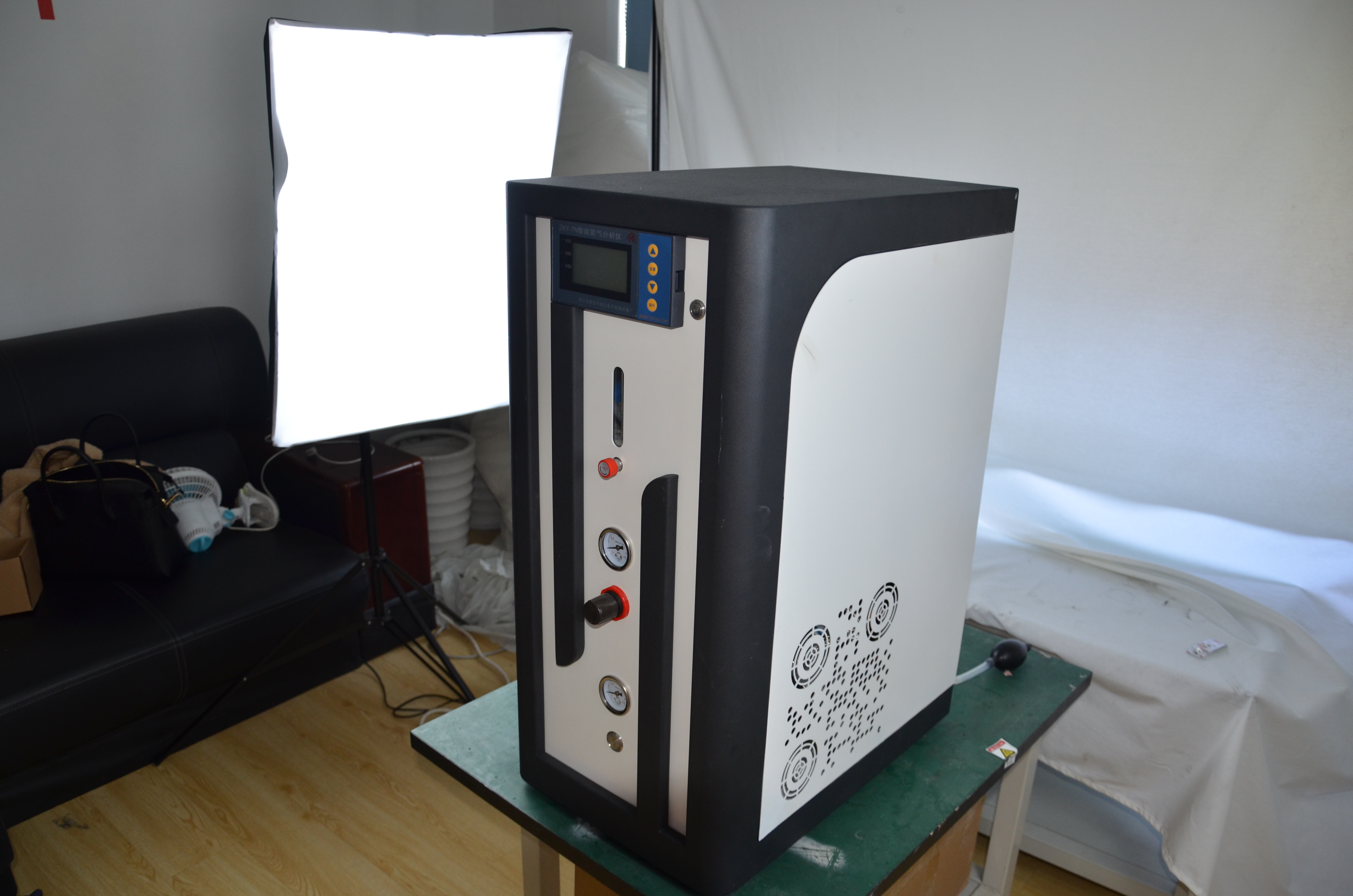 Индивидуальный мембранный азотный генератор с эффективной работой, 2 л/ч, 99.99% чистоты