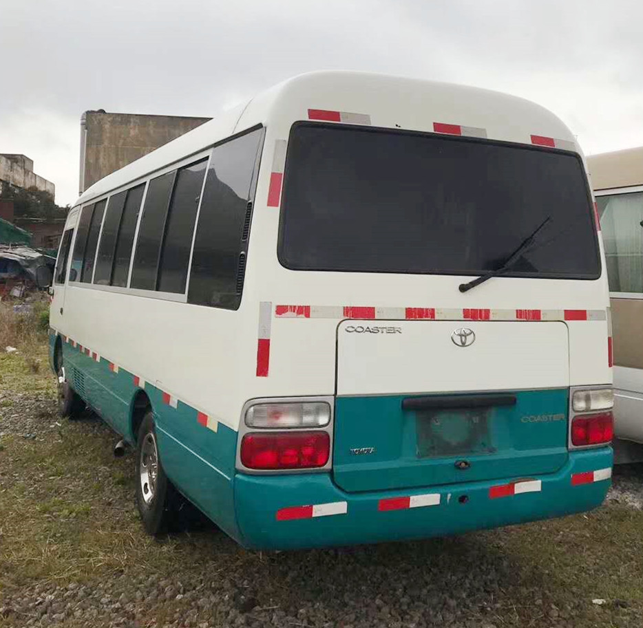 LHD 2017 Япония использовала хорошее состояние Toyot Coaster bus с дизельным двигателем левый привод 23 сиденья Белый Синий дешево для печати