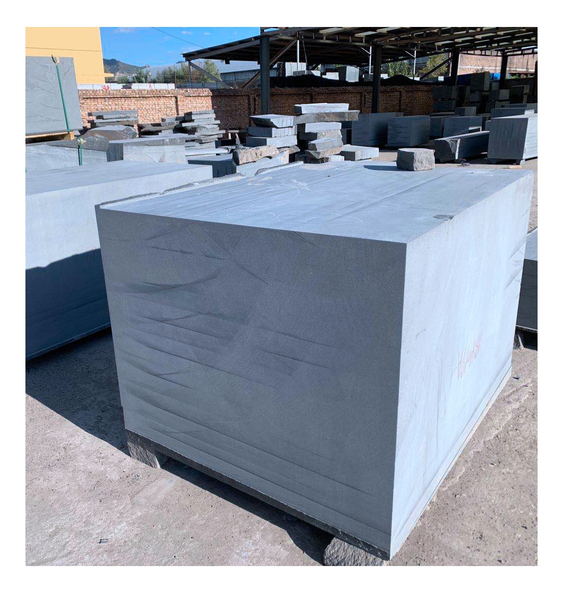 Гранитные блоки для фундамента