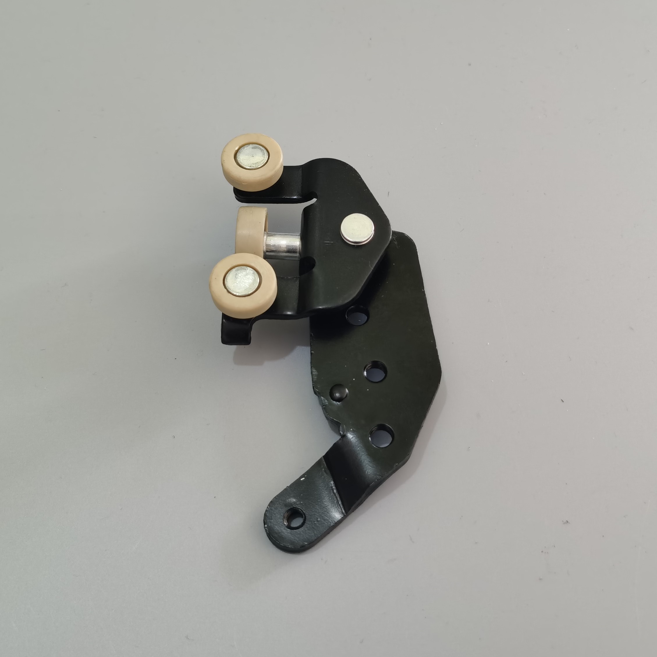 高品質スライドドア下部ローラ assy 68350-26030 ハイエース 2005-2014