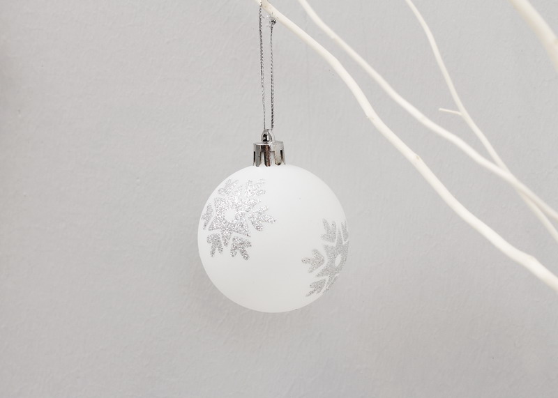 silver and white colour Christmas plastic ball ornaments