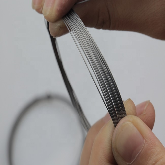 Нитинол металл обладающий памятью. Изделия из нитинола. Нитинол сплав. Никелид титана с памятью формы. Никелид титана с памятью формы.