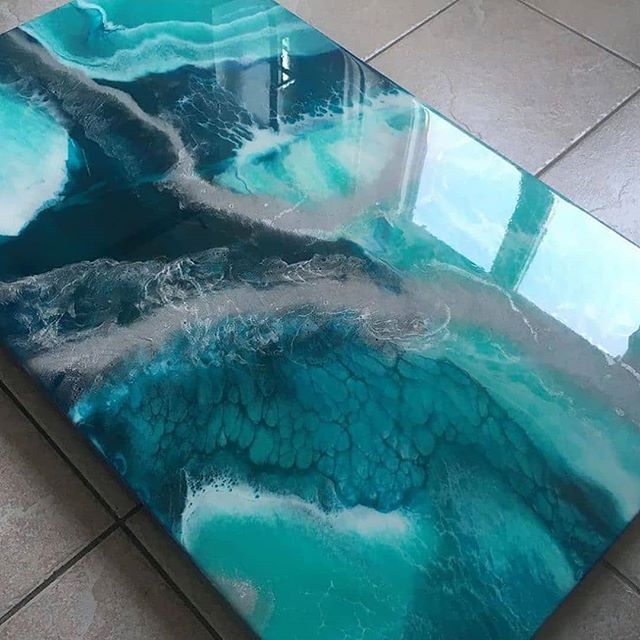 Мраморная смола. Поднос с эпоксидной смолой. Мрамор из эпоксидной смолы. Эпоксидная смола для столешниц под мрамор. Столешница из эпоксидной смолы под мрамор.