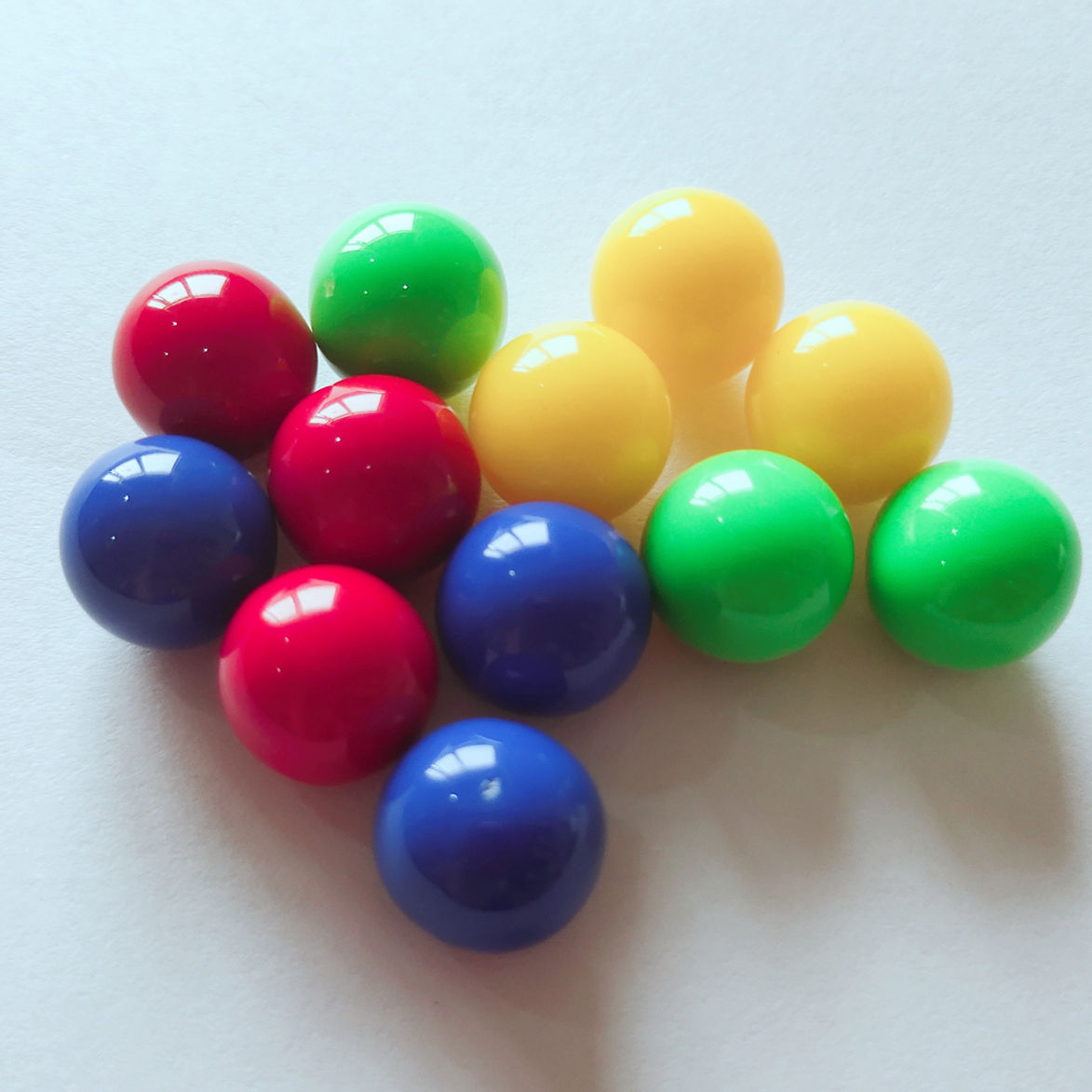 Маленький шарик разноцветный. Яркие шарики. Пластиковые шарики. Разноцветные шарики. Маленький шарик разноцветный.