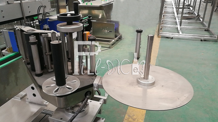 Self Adhesive Round Bottle Labeling Machine PET Bottle Label Applicator